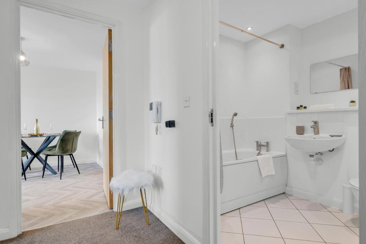 Stylish 4Th Floor 2 Bedroom En Suite City Centre Apartment With Parking By Azura Nights Birmingham Exteriör bild