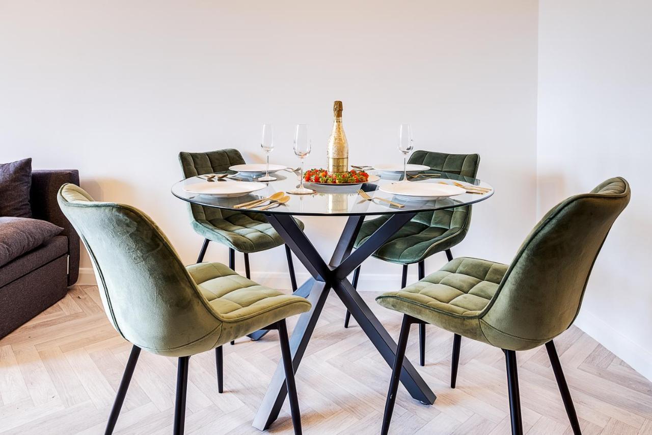 Stylish 4Th Floor 2 Bedroom En Suite City Centre Apartment With Parking By Azura Nights Birmingham Exteriör bild